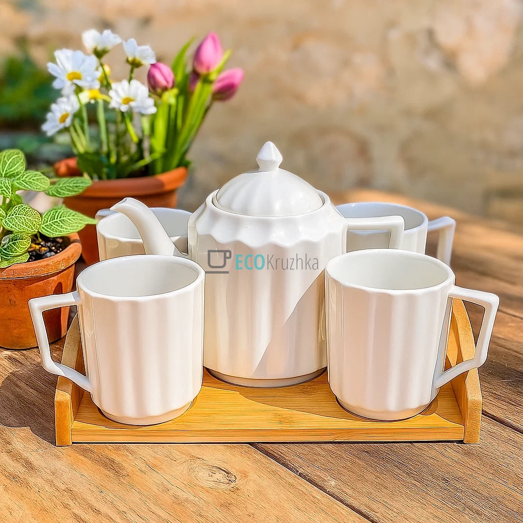 Чайний фарфоровий набір на бамбуковому підносі: чайник 900мл та 4 кружки 300мл 289-387 Чайний фарфоровий набір на бамбуковому підносі: чайник 900мл та 4 кружки 300мл 289-387