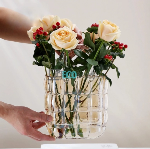 УЦІНКА ВАЗА СКЛЯНА У ФОРМІ СУМОЧКИ 18 Х 9 Х 28СМ УЦІНКА ВАЗА СКЛЯНА У ФОРМІ СУМОЧКИ 18 Х 9 Х 28СМ