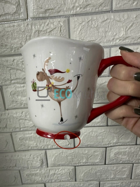 УЦІНКА КРУЖКА КЕРАМІЧНА "ОЛЕНЬ НА ЛИЖАХ", 470 МЛ