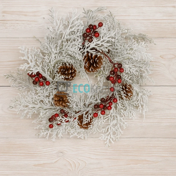 Декоративний вінок із засніженої хвої, шишок та червоних ... Декоративний вінок із засніженої хвої, шишок та червоних ...
