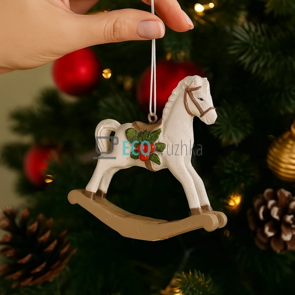Декоративна підвіска «Конячка‑гойдалка» 7,5×2×7 см біло‑ ... Декоративна підвіска «Конячка‑гойдалка» 7,5×2×7 см біло‑ ...