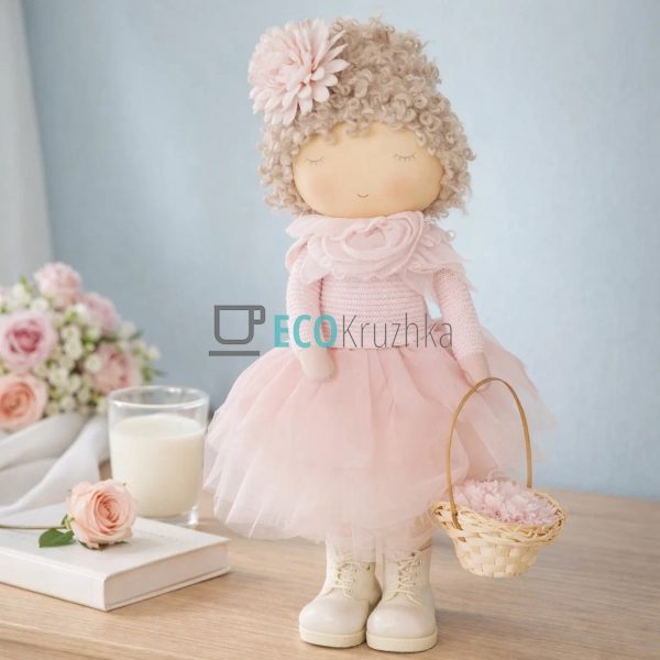 Декоративна лялька з кошиком 20х10х36см ніжно-рожева (83 ... Декоративна лялька з кошиком 20х10х36см ніжно-рожева (83 ...