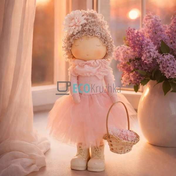 Декоративна лялька з кошиком 20х10х36см ніжно-рожева (83 ... Декоративна лялька з кошиком 20х10х36см ніжно-рожева (83 ...