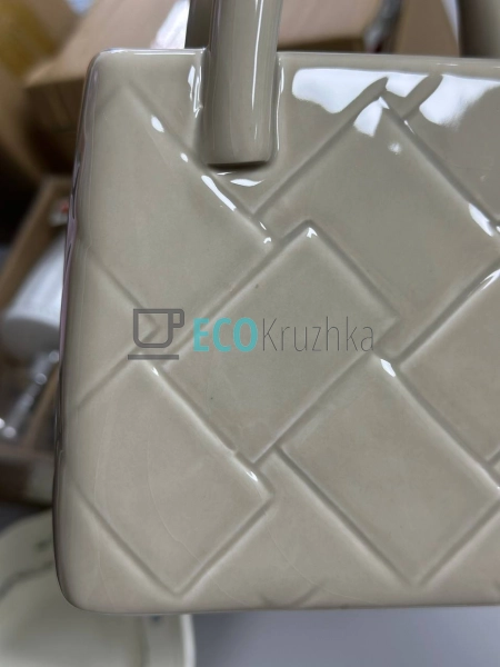 УЦІНКА Ваза керамічна у формі сумочки, 15.5x7x18 см, беж ... УЦІНКА Ваза керамічна у формі сумочки, 15.5x7x18 см, беж ...
